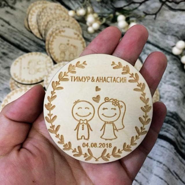 Lembranças de Casamento Personalizadas em Madeira: Imãs Save the Date e Presentes Gravados para Convidados