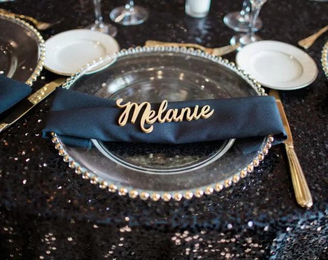 Ideias Criativas de Palavras de Corte para Casamento e Decoração de Eventos com Cartões Personalizados em Madeira e Ouro