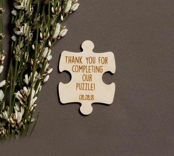 Momentos Eternos: Quebra-Cabeça Personalizado e Etiquetas de Madeira Gravadas para Casamento