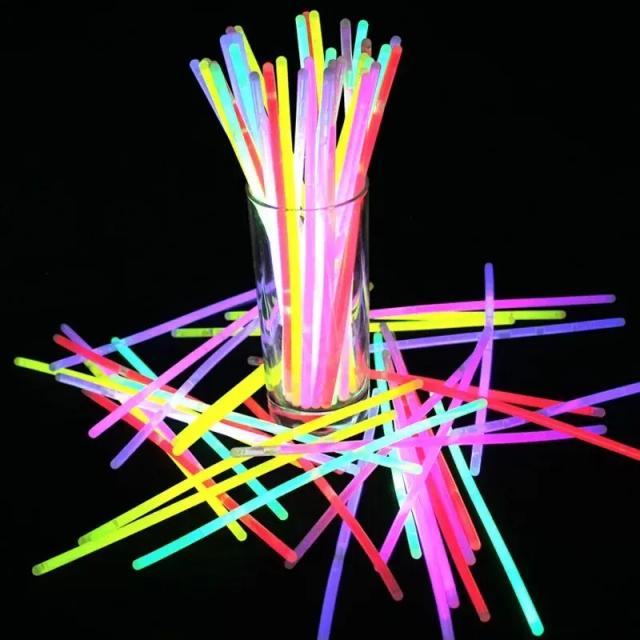 Suprimentos Brilhantes para Festas Noturnas: 100 Peças de Colares, Pulseiras e Conectores para Adultos e Crianças