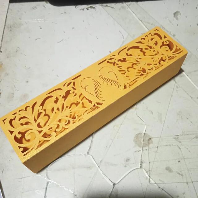 Convite Elegante para Festa de Aniversário de Casamento com Detalhes em Laser e Laço Brilhante