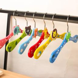 6 pçs/set dos desenhos animados de madeira cabides de roupas do bebê, bonito trajes cremalheiras, mini bebê criança armário organizador decoração do quarto para crianças presente - Image 1