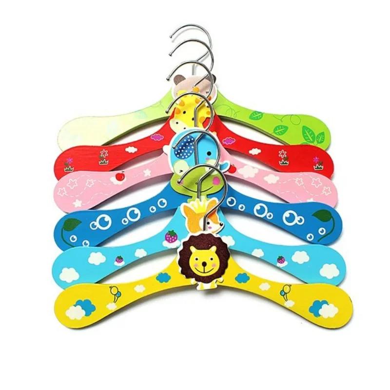 6 pçs/set dos desenhos animados de madeira cabides de roupas do bebê, bonito trajes cremalheiras, mini bebê criança armário organizador decoração do quarto para crianças presente - Image 1