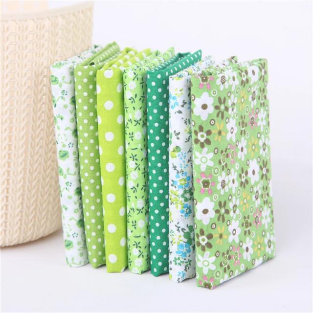 Tecido Floral de Algodão para Costura e Artesanato - 25x25cm - Pacote com 7 Peças para Quilting, DIY e Bordados de Natal